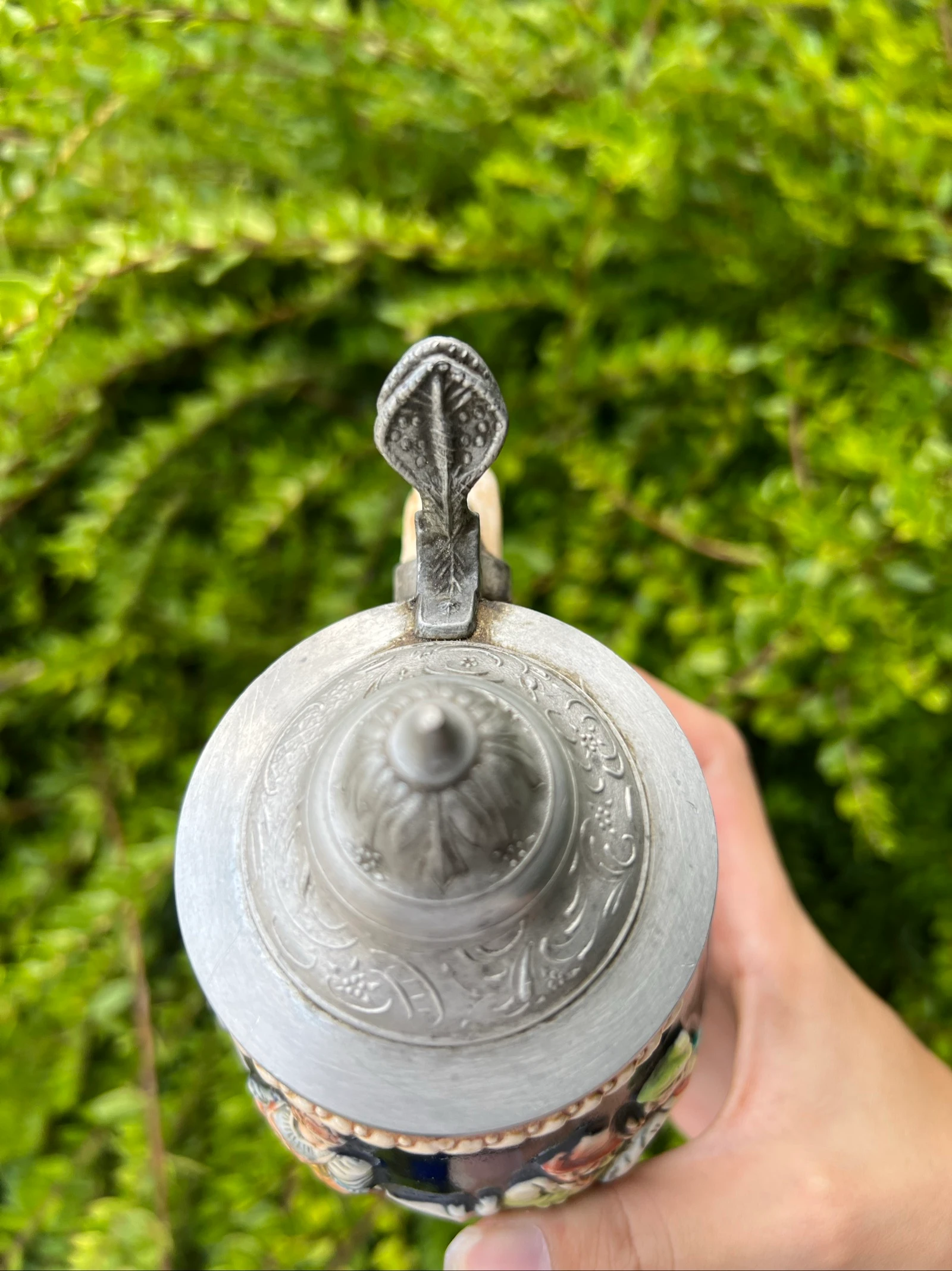 🍺 Vintage bierpul van keramiek met tinnen deksel met reliëfdecoratie 17 cm – photo 3